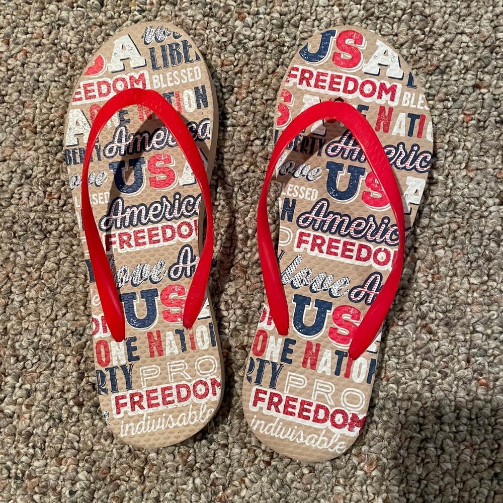 LIKENEW PAIR OF GIRLS/WOMENS PATRIOTIC FLIP FLOPS(SAYS SIZE 9.5,BUT ARE LIKE SM)